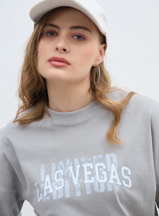 ستايلي تيشيرت واسع بطبعة شعار وأكتاف مبالغ فيها - Image 4